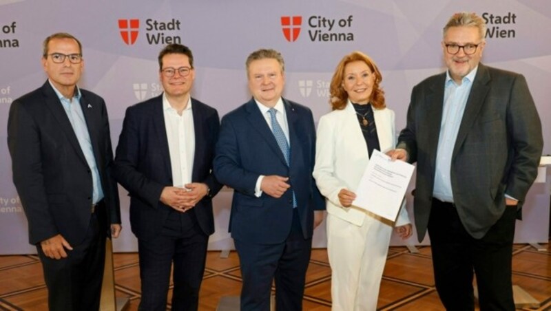 Gewerkschafter Christian Meidlinger, Personalstadtrat Jürgen Czernohorszky, Bürgermeister Michael Ludwig, WiGEV-Chefin Evelyn Kölldorfer-Leitgeb und Gesundheitsstadtrat Peter Hacker schnürten gemeinsam das 150-Millionen-Euro-Paket. (Bild: Reinhard Holl)