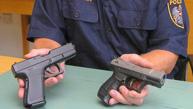 Die sichergestellten Airsoft-Waffen sehen echten Pistolen zum Verwechseln ähnlich. (Bild: zoom.tirol)