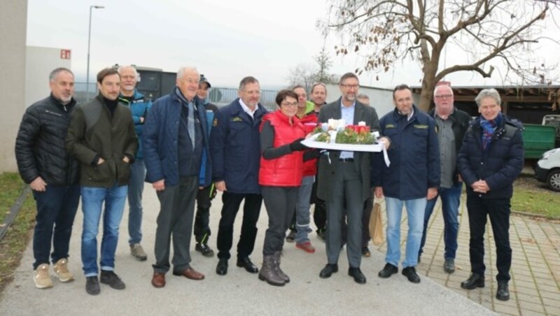 Nach dem erfolgreichen Blackout-Test überreichte Walter Pansi einen wunderschönen Adventkranz an Beate Prettner. (Bild: Claudia Fischer)