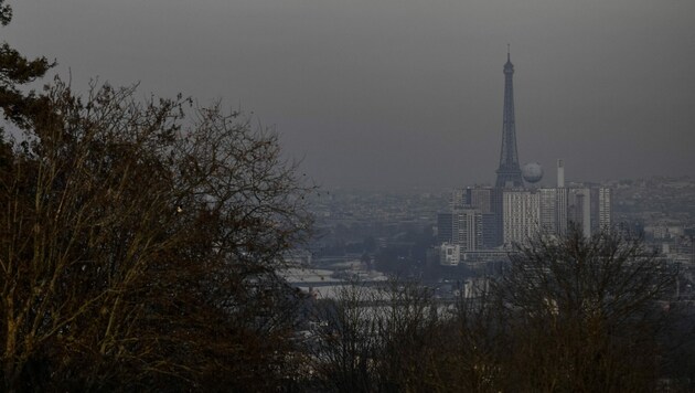 Dicke Luft über dem Eiffelturm - auch engagierte Pläne, dies zu reduzieren, haben noch nicht ausreichend Effekt erzielt.  (Bild: AFP/PHILIPPE LOPEZ)