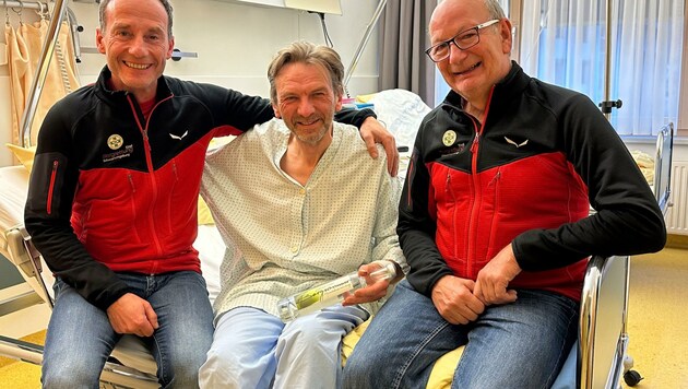 Bergretter Stefan Brandl und der Schwazer Bergrettungschef Fred Wallenta (rechts) beim Besuch von Kris Minne im Krankenhaus Schwaz. (Bild: ZOOM.TIROL)