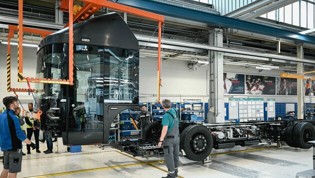 Im Werk von Steyr Automotive waren die Volta Trucks bis zur Insolvenz der E-Lkw-Marke produziert worden. (Bild: Markus Wenzel)