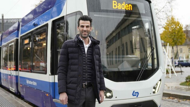 Dass die Badner Bahn künftig an Wochenenden im Bezirk Mödling Nachtzüge bietet, fördert die Sicherheit, betont Udo Landbauer.D ie Öffi-Offensive bringt 280 zusätzliche Sitzplätze in der Frühspitze für den Verkehr Richtung Baden und tagesdurchgängig mehr Komfort durch den Einsatz zusätzlicher Doppelgarnituren. (Bild: Büro LR Landbauer)