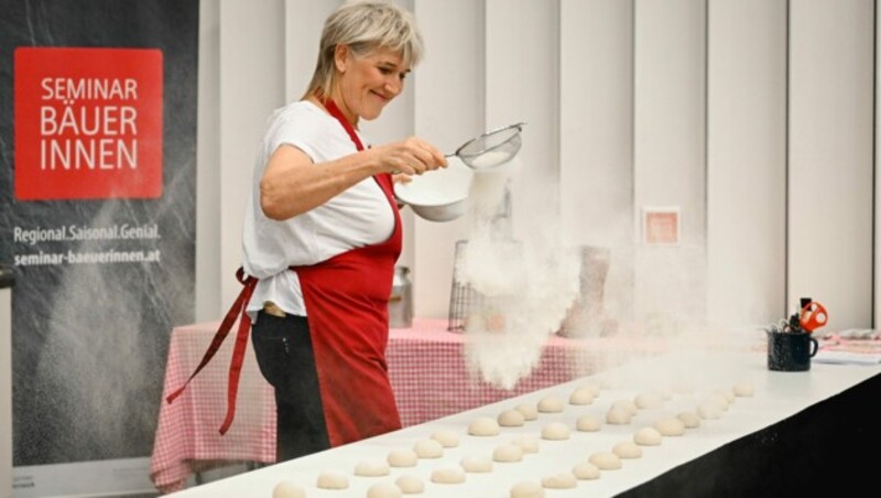 Freude beim Backen: die Seminarbäuerinnen des LFI Oberösterreich. (Bild: Markus Wenzel)