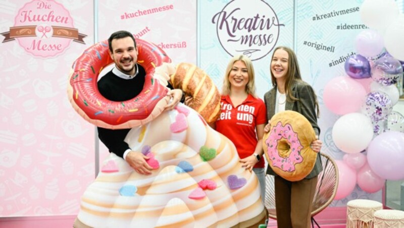 Ein bisschen Spaß muss sein: Roman Lang und Anika Richter (r.) vom Eventmarketing der Mediaprint mit „Krone“-Girl Jana. (Bild: Markus Wenzel)