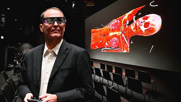 Wenn Professor Franz Fellner und seine Studenten die 3D-Brille aufsetzen, steht wieder eine Anatomie-Vorlesung an der Linzer Uni am Stundenplan. (Bild: Markus Wenzel, Krone KREATIV)