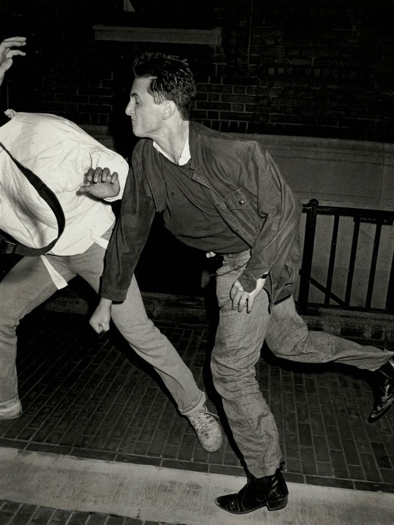 Ron Galella: Sean Penn schlägt den Fotografen Vinnie Zuffante New York, 1986 (Bild: Courtesy Nicola Erni Collection © Ron Galella Ltd.)