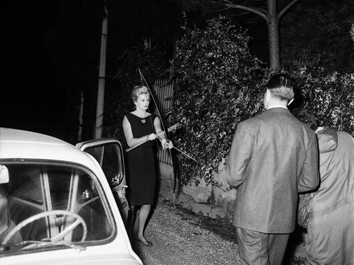 Marcello Geppetti: Anita Ekberg tritt den Paparazzi mit Pfeil und Bogen entgegen Rom 1960