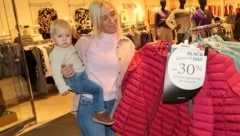 Oma Manuela und der kleine Lorenz aus Laßnitzhöhe haben den „Black Friday“ genutzt, um eine Winterjacke zu kaufen. (Bild: Jauschowetz Christian)