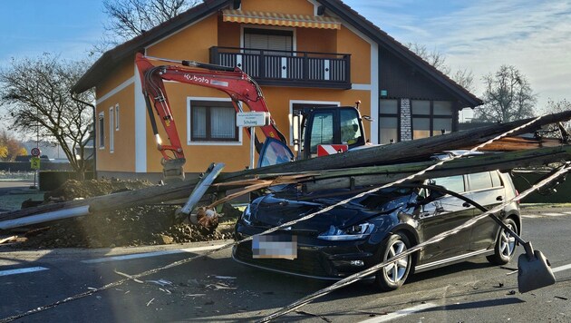 Die Unfallstelle musste für mehrere Stunden gesperrt werden. (Bild: Presseteam BFVRA / Konrad, Krone KREATIV)