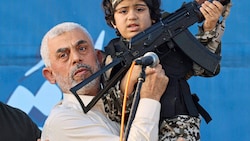 Yahya Sinwar: Hamas-Chef von Gaza, Kriegsherr über eine Ruinenlandschaft. Unter seiner Führung werden selbst kleine Kinder indoktriniert. (Bild: EMMANUEL DUNAND / AFP / picturedesk.com)