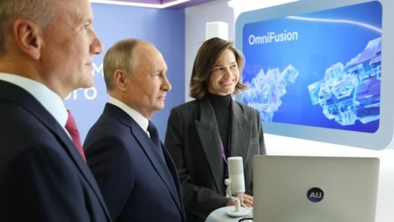 Präsident Wladimir Putin lässt sich bei einer KI-Ausstellung über die neuesten Errungenschaften informieren. (Bild: AFP)