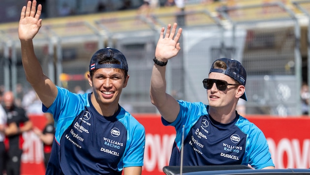 Alex Albon (left) remains with Williams. (Bild: APA/AFP/Jim WATSON)