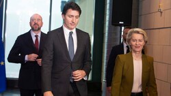 Von links: Charles Michel, Präsident der Europäischen Union, Kanadas Premierminister Justin Trudeau, und EU-Kommissionspräsidentin Ursula von der Leyen (Bild: AP)