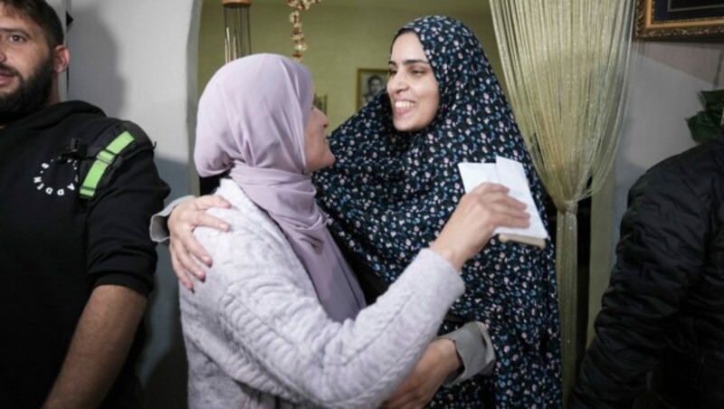 Marah Bakir (rechts) saß sieben Jahre in israelischer Haft. Sie war als 16-Jährige in einen Messerangriff auf einen Polizisten verwickelt. (Bild: AP)