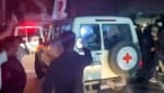 In Autos des Roten Kreuzes wurden die ausgetauschten Geiseln nach Israel gebracht. (Bild: APA/AFP/AFPTV/Mahmud Hams)