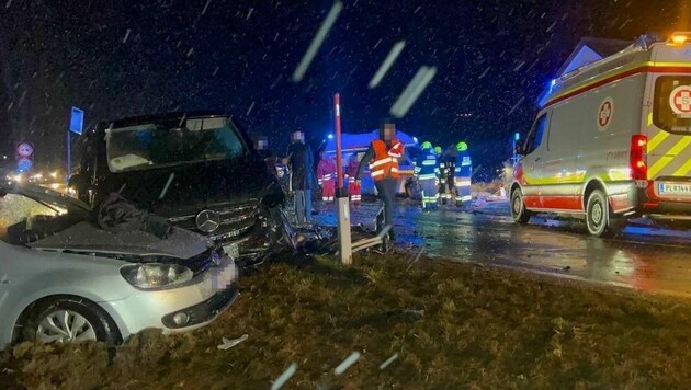 Bei dem schweren Crash dreier Fahrzeuge wurden vier Personen schwer verletzt. (Bild: DOKU-NÖ)