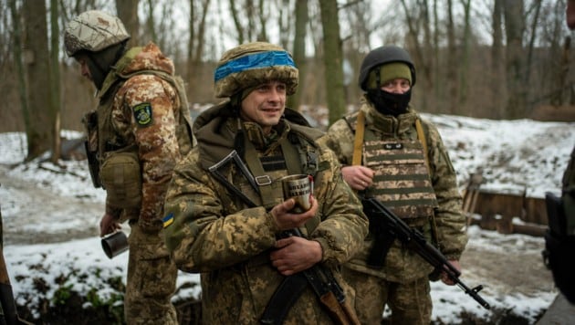 Für Soldaten, die vor Beginn des Kriegs eingezogen wurden, könnte der Dienst in der ukrainischen Armee bald zu Ende sein. (Bild: AP)