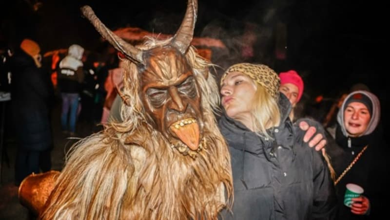 Bei der Brauchtumsveranstaltung zeigten sich die Krampusse mit ihren handgeschnitzten Masken und zotteligen Fellen. Durchaus volksnah marschierten sie durch die Menge. (Bild: Tschepp Markus)