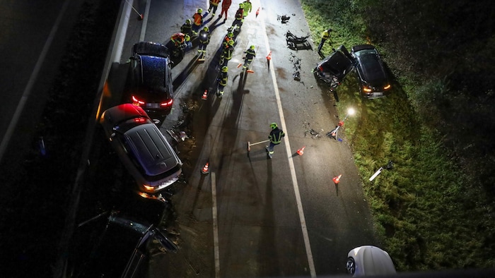 Über zwei Stunden waren die Einsatzkräfte der Feuerwehr mit den Aufräumarbeiten beschäftigt.