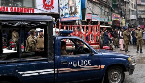 In Pakistan nahm die Polizei einen Mann fest, der seine jugendliche Tochter wegen TikTok ...