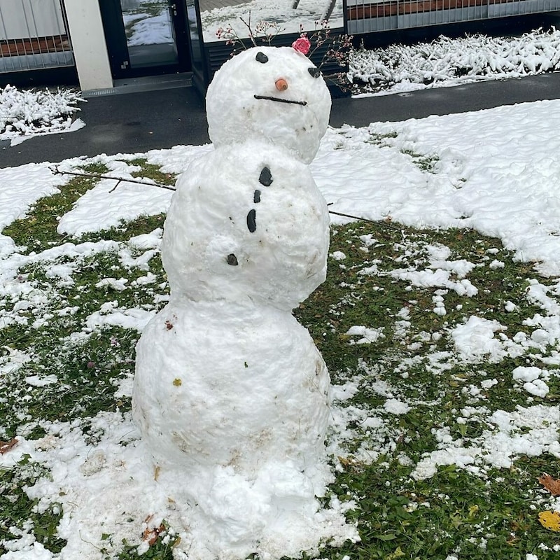 Schnell wuchsen auch die ersten Schneemänner aus dem Boden. (Bild: Nadine Isser)