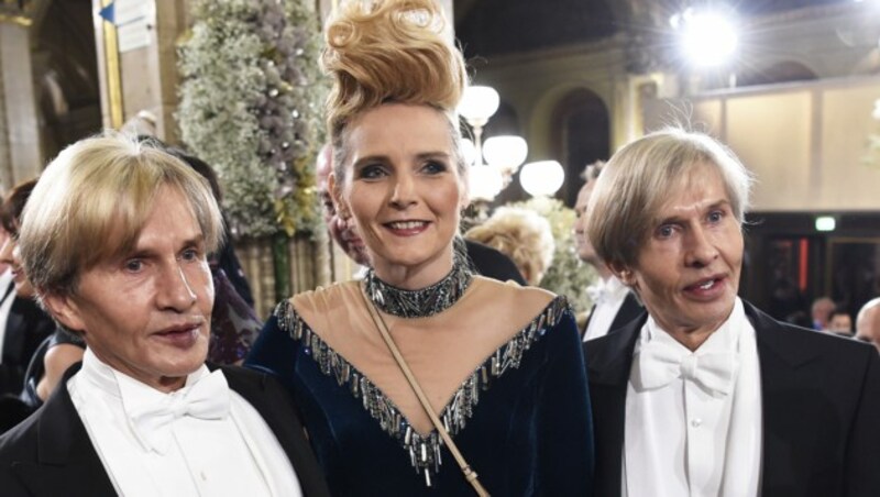 Oskar und Arnold Wess mit Dschungelcamperin Helena Fürst am Opernball 2016 (Bild: APA/HELMUT FOHRINGER)