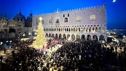 Die 15 Meter hohe und sieben Meter breite Tanne ist mit weißen Lichtern und goldfarbenen Kugeln geschmückt. (Bild: Twitter.com/comunevenezia)