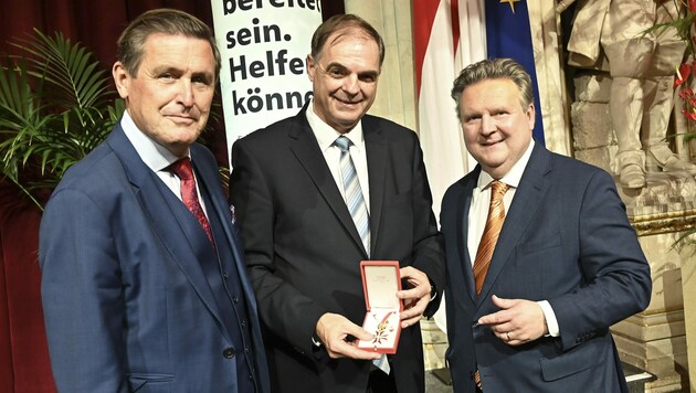 V.li.: Peter Hanke mit Wolfgang Kastel und Bürgermeister Michael Ludwig im Rathaus. (Bild: C.Jobst/PID)
