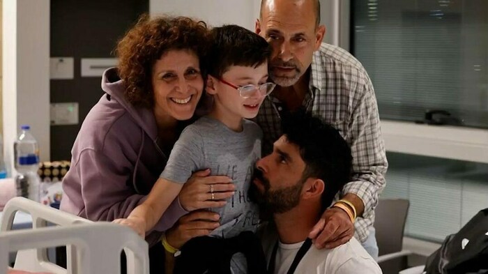 Der neunjährige Ohad Munder beim Wiedersehen mit Mama und Papa sowie seinem älteren Bruder
