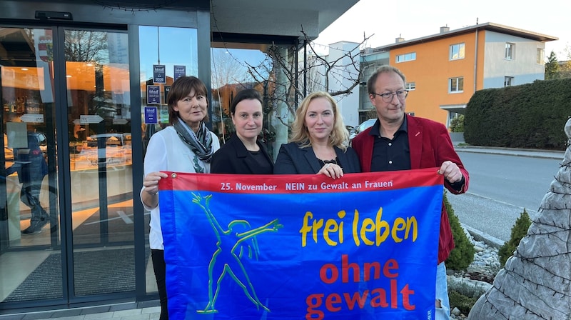 „Bei uns geben sich die Frauen die Klinke in die Hand“, sagt Rosina Kirchner (li.) vom Frauenhaus Pinzgau. Mit ihr am Bild: Marion Herzog (Polizei Zell/See, LAbg. Barbara Thöny (SPÖ Pinzgau) und Uwe Höfferer (Jugend am Werk, Beratungsstelle für Gewaltprävention) (Bild: Sabine Deubler)