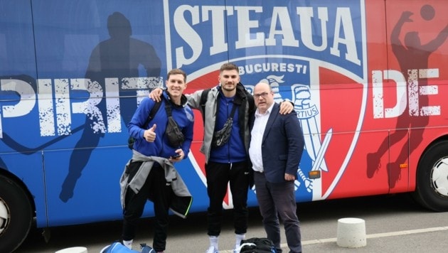 Fizuleto und Grgic mit Geburtskind Ditachmair vor Steaua-Bus. (Bild: Wolfgang Pichler)