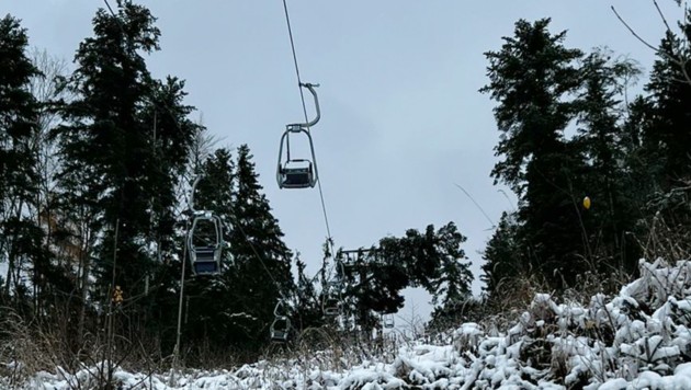 Mindestens zwei Bäume stürzten auf das Tragseil des Kaiserliftes in Kufstein. (Bild: zoom.tirol)