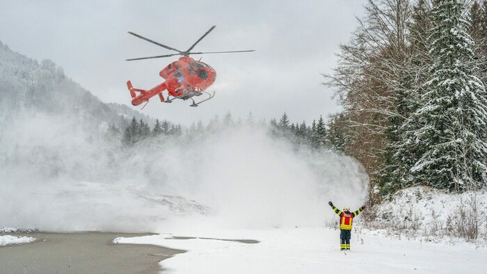 Auch ein Hubschrauber war im Einsatz.