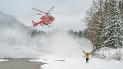 Auch ein Hubschrauber ist im Einsatz. (Bild: fotokerschi/Rauscher )
