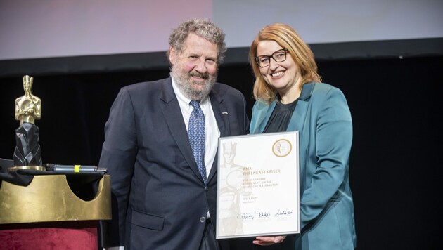 Christina Mutenthaler-Sipek überreichte einen Ehrenpreis an Josef Rupp. (Bild: Foto Fischer)