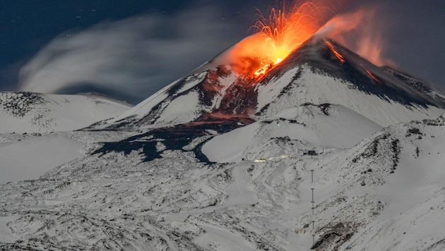 Siziliens Leiter des regionalen Katastrophenschutzes bezeichnete den Tourismus der letzten Tage am Ätna als „wild“ und „extrem gefährlich“. (Bild: AP/AP Photo/Etnawalk, Giuseppe Di Stefano)