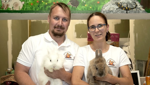 Peter und Carina Werbik verbindet die Liebe zu Tieren - jeder Schützling hat seine eigene, tragische Geschichte. (Bild: DORISSEEBACHER)