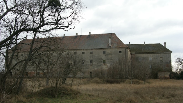Schloss Rabenburg von Außen: Es herrscht Sanierungsbedarf! (Bild: Wikimedia/J. Brazil)