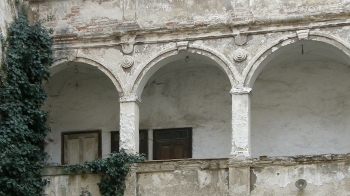 Den denkmalgeschützten Arkaden im Innenhof sieht man den Zahn der Zeit an.