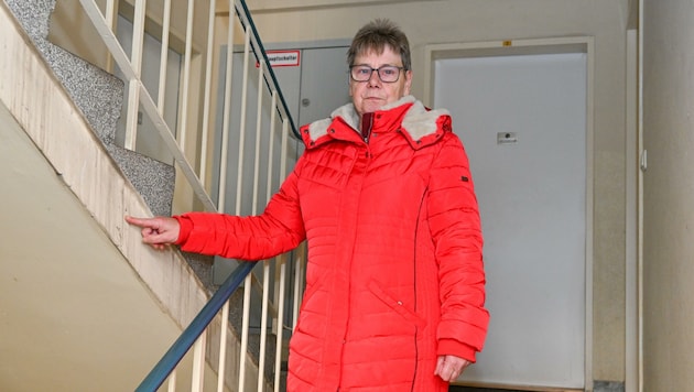 Roswitha Schoiswohl (69) ist grantig: Wochenlang lag Müll im Stiegenhaus, geputzt wird kaum oder nur schlampig. (Bild: Dostal Harald)