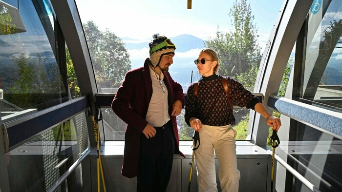 Der Komponist Binder und die Schauspielerin Polzer stehen kurz vor den Proben für die Opernproduktion, die sie in Südtirol gewonnen haben. 