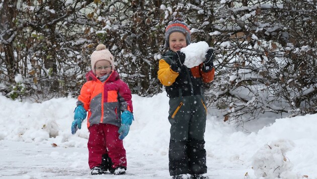 Marita und Jakob aus Zell am See freuen sich über den ersten, richtigen Schnee des Winters. (Bild: Hölzl Roland)