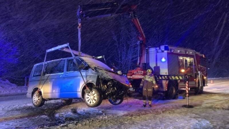 In Saalfelden rückten Rotes Kreuz und Feuerwehr zu einem Frontalcrash aus. (Bild: FF Saalfelden)