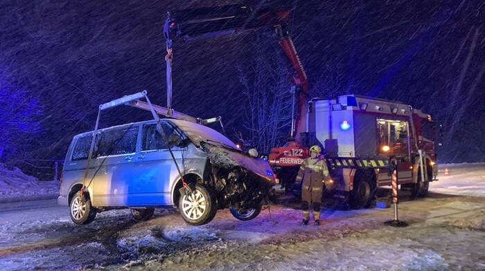 In Saalfelden rückten Rotes Kreuz und Feuerwehr zu einem Frontalcrash aus.