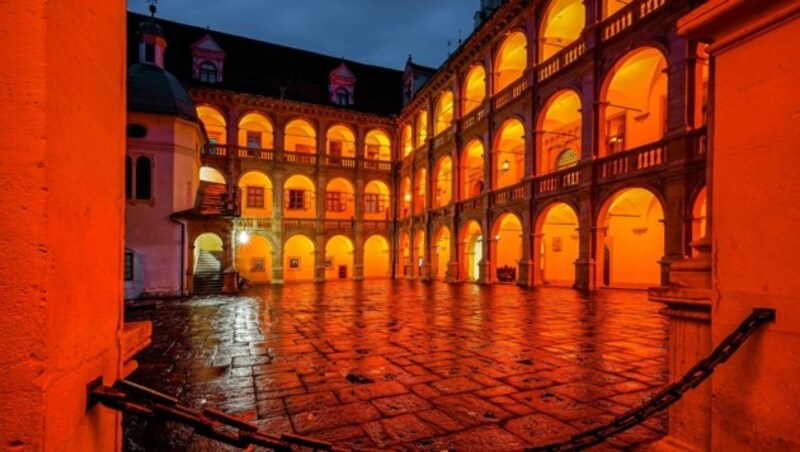Das Landhaus erstrahlt wie viele andere Sehenswürdigkeiten in Orange (Bild: Foto Fischer)