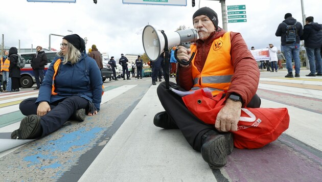 Zwischen 16 und 70 sind die Klimakleber: Immer öfter machen Pensionisten mit. (Bild: Reinhard Holl)