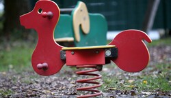 Bis zu 100 Kinder stehen laut Angaben der NEOS ab Montag in Gmunden ohne Betreuung da. (Bild: Tröster Andreas)