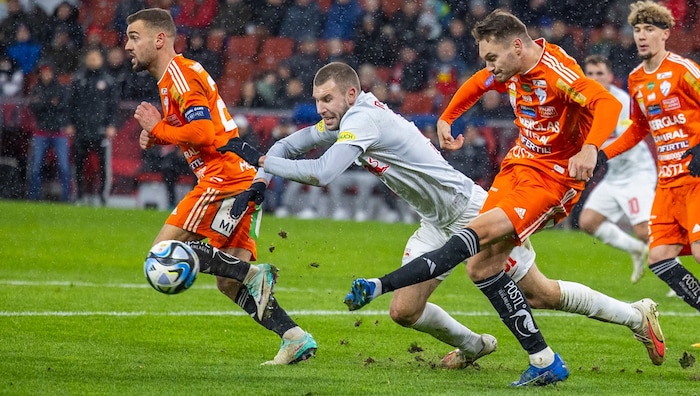 Pavlovic (center) and the Bulls face Hartberg.