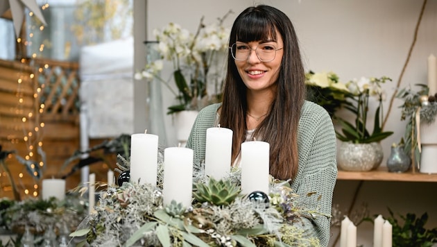 Verena Zoitl ist Meisterfloristin in Leonding und ein absoluter Fan von (naturnahen) Adventkränzen: „Diese Tradition müssen wir uns bewahren!“ (Bild: Wenzel Markus)